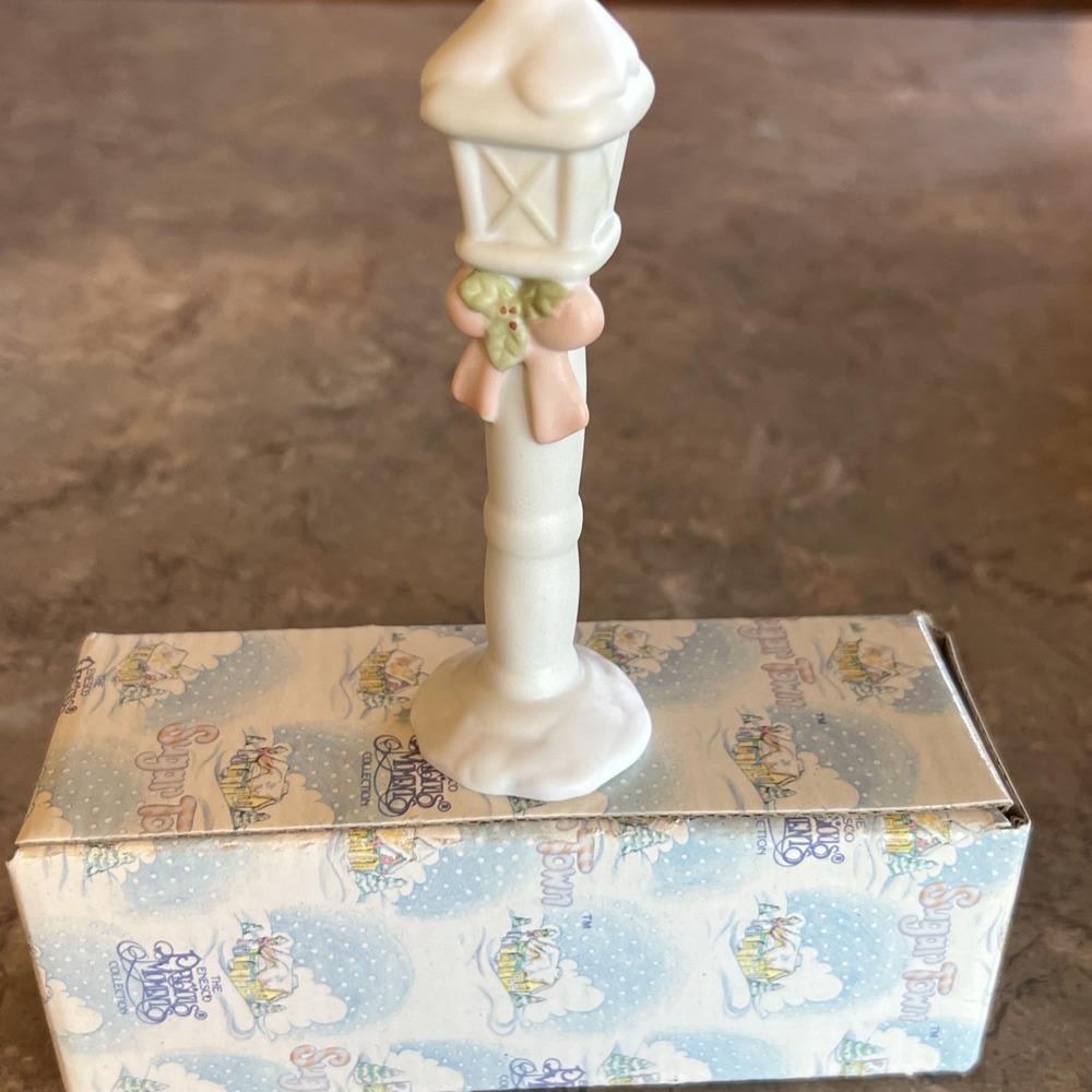 Precious Moments Sugar Town Lamp Post Figurine 1994